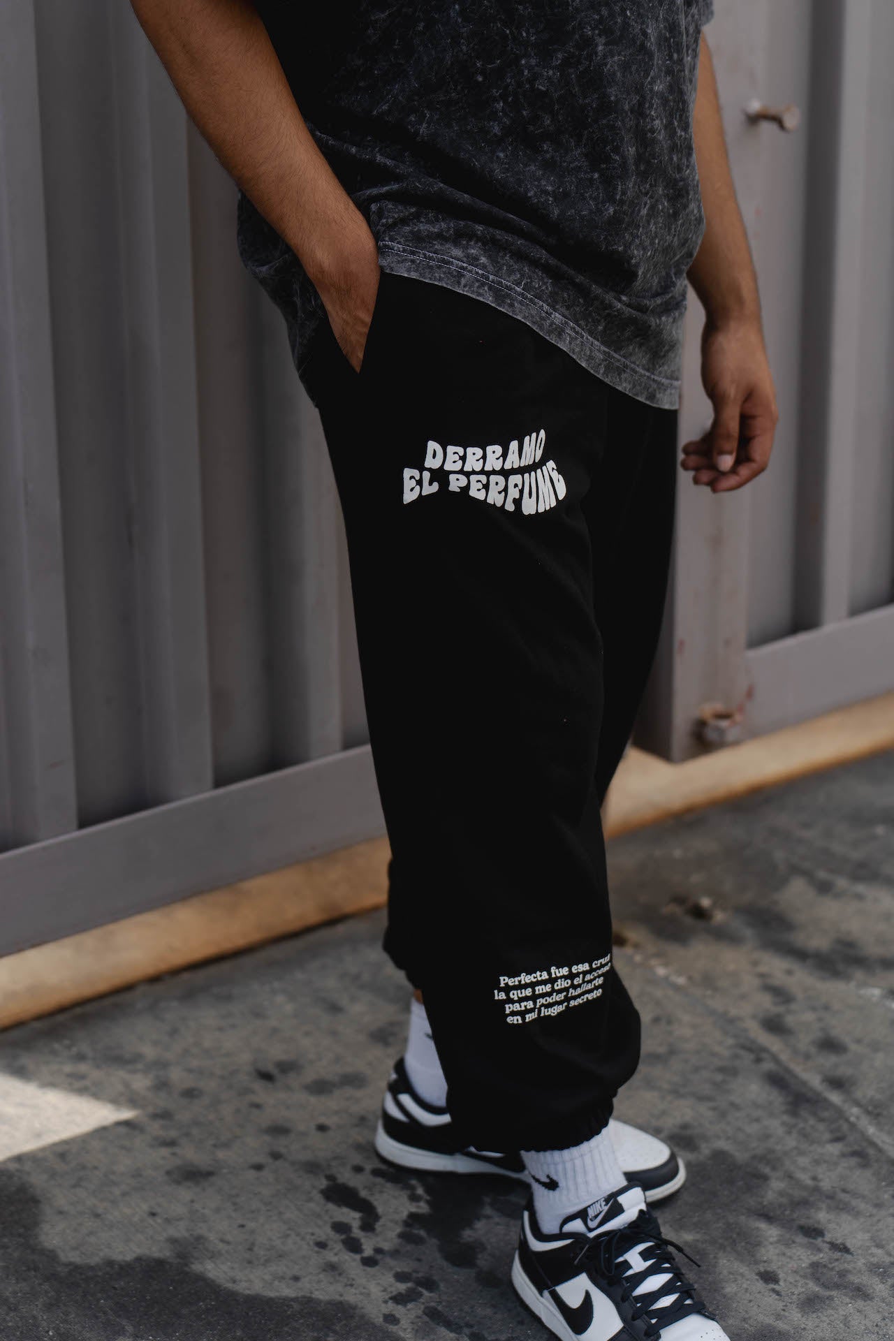 Jogger Unisex Negro "Derramo el perfume"